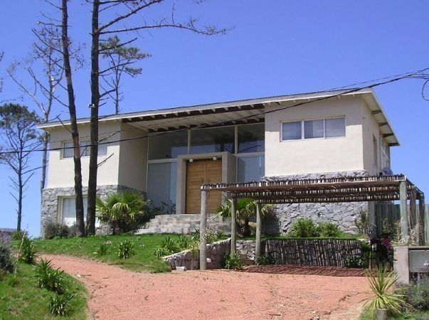 Arquitectura moderna y excelentes vistas en esta casa frente al mar en alquiler y venta sobre La Barra.