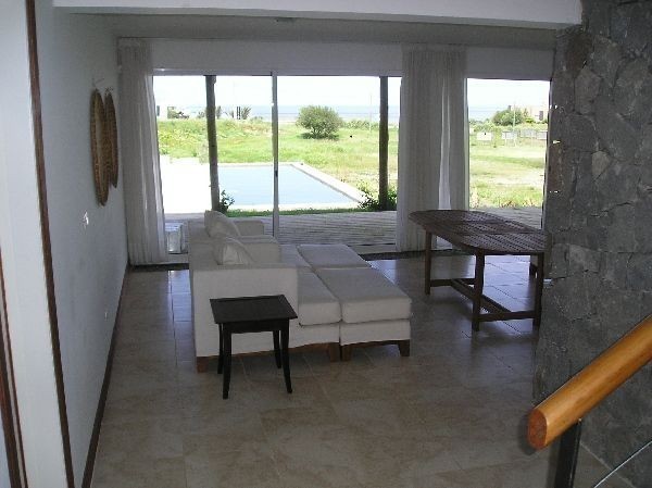 Arquitectura moderna y excelentes vistas en esta casa frente al mar en alquiler y venta sobre La Barra.