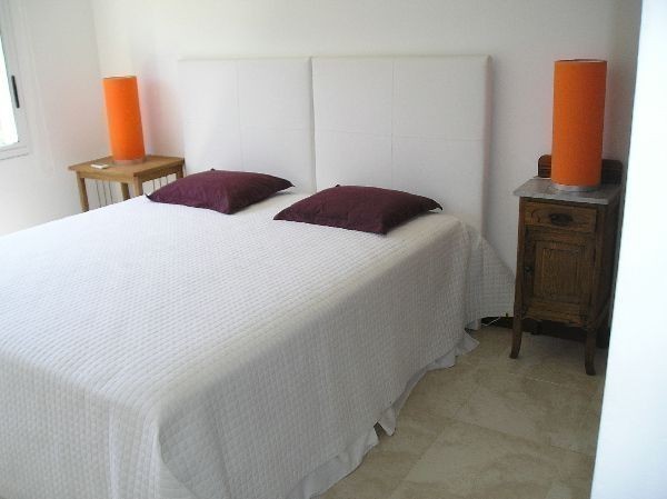 Arquitectura moderna y excelentes vistas en esta casa frente al mar en alquiler y venta sobre La Barra.