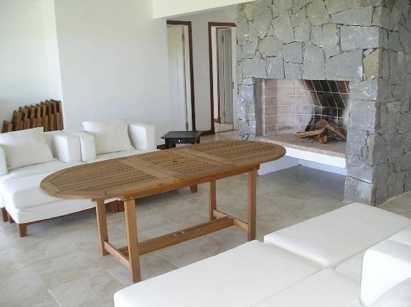 Arquitectura moderna y excelentes vistas en esta casa frente al mar en alquiler y venta sobre La Barra.