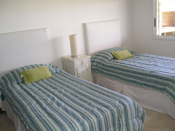 Arquitectura moderna y excelentes vistas en esta casa frente al mar en alquiler y venta sobre La Barra.