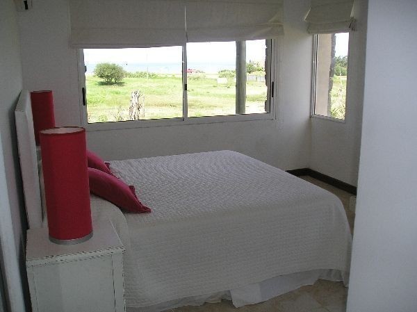 Arquitectura moderna y excelentes vistas en esta casa frente al mar en alquiler y venta sobre La Barra.