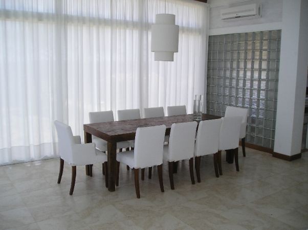 Arquitectura moderna y excelentes vistas en esta casa frente al mar en alquiler y venta sobre La Barra.