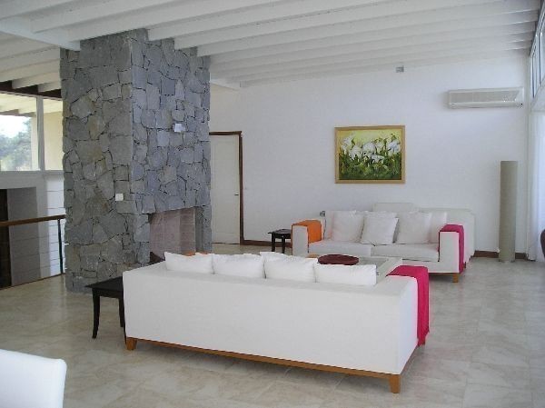 Arquitectura moderna y excelentes vistas en esta casa frente al mar en alquiler y venta sobre La Barra.