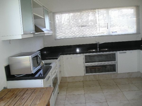 Arquitectura moderna y excelentes vistas en esta casa frente al mar en alquiler y venta sobre La Barra.