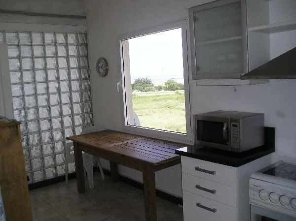 Arquitectura moderna y excelentes vistas en esta casa frente al mar en alquiler y venta sobre La Barra.