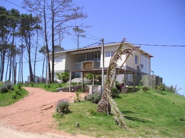 Arquitectura moderna y excelentes vistas en esta casa frente al mar en alquiler y venta sobre La Barra.