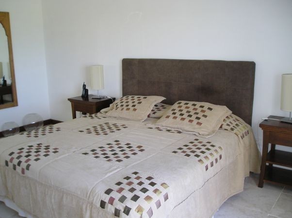 Arquitectura moderna y excelentes vistas en esta casa frente al mar en alquiler y venta sobre La Barra.