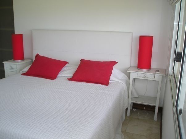 Arquitectura moderna y excelentes vistas en esta casa frente al mar en alquiler y venta sobre La Barra.