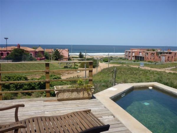 Encantadora casa en alquiler sobre Montoya, La Barra.