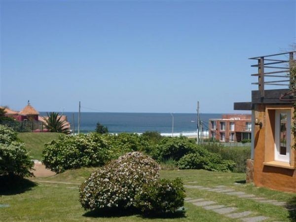 Encantadora casa en alquiler sobre Montoya, La Barra.