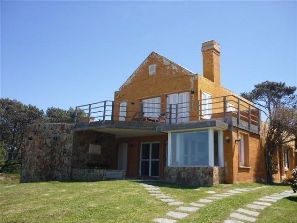 Encantadora casa en alquiler sobre Montoya, La Barra.