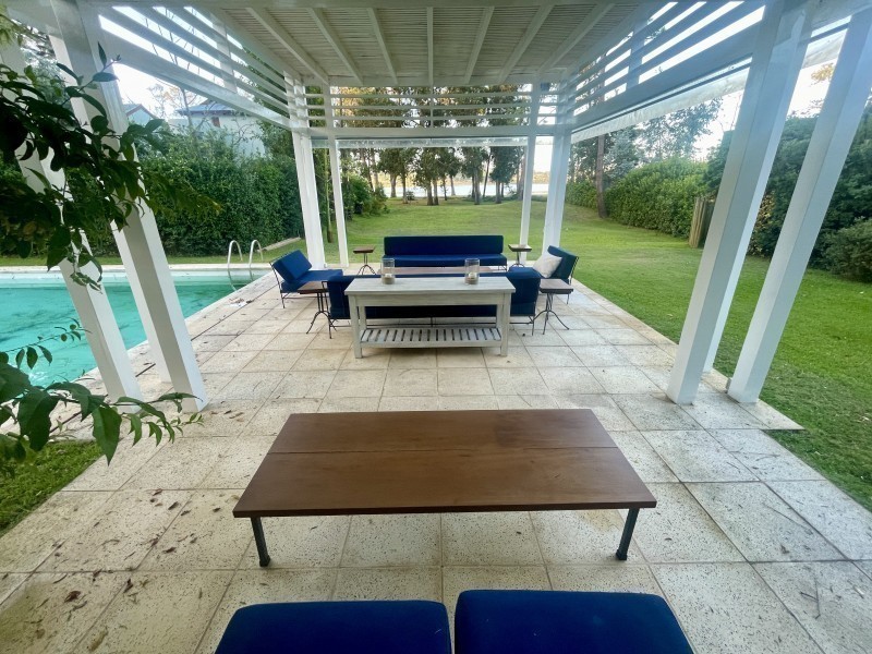 Casa frente a la laguna de Laguna Blanca
