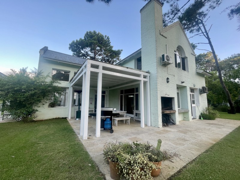 Casa frente a la laguna de Laguna Blanca
