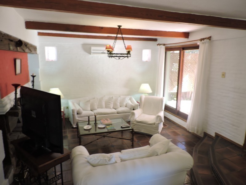 Preciosa casa en alquiler sobre el corazón de Montoya, La Barra a pasitos del mar.