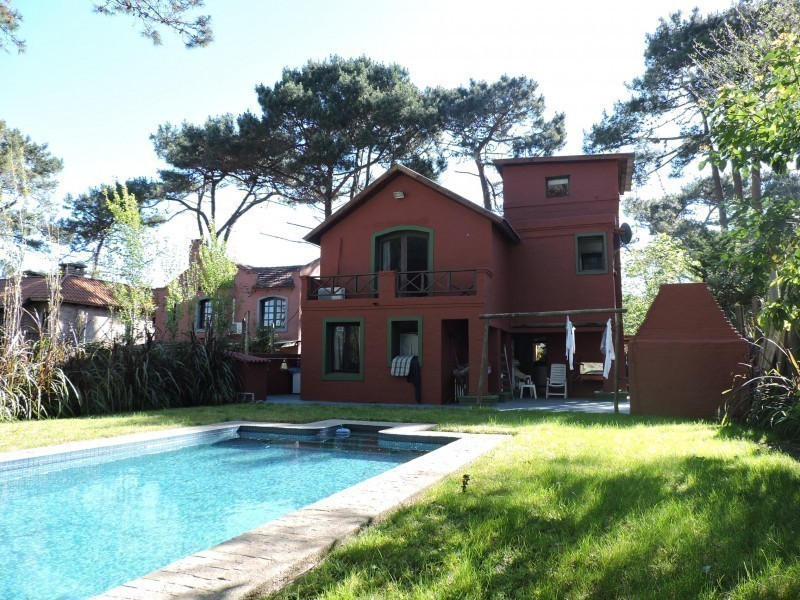 Preciosa casa en alquiler sobre el corazón de Montoya, La Barra a pasitos del mar.