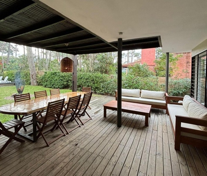 Moderna casa en alquiler y venta sobre Montoya, La Barra a 2 cuadras del mar.