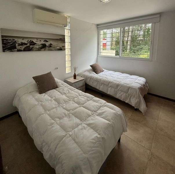 Moderna casa en alquiler y venta sobre Montoya, La Barra a 2 cuadras del mar.