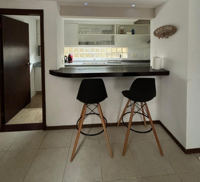 Moderna casa en alquiler y venta sobre Montoya, La Barra a 2 cuadras del mar.