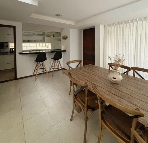 Moderna casa en alquiler y venta sobre Montoya, La Barra a 2 cuadras del mar.