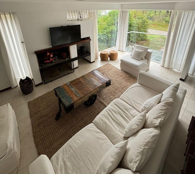 Moderna casa en alquiler y venta sobre Montoya, La Barra a 2 cuadras del mar.