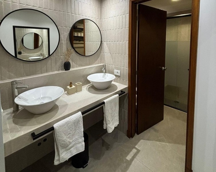 Moderna casa en alquiler y venta sobre Montoya, La Barra a 2 cuadras del mar.