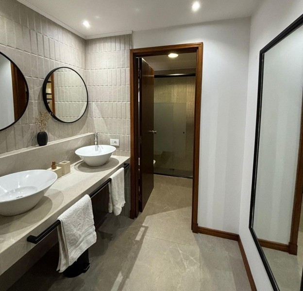 Moderna casa en alquiler y venta sobre Montoya, La Barra a 2 cuadras del mar.