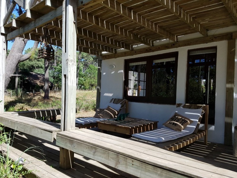 Simpático chalet en alquiler para disfrutar del bosque mirando el mar sobre La Barra.