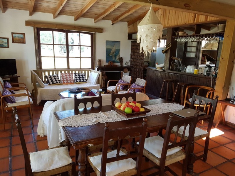 Simpático chalet en alquiler para disfrutar del bosque mirando el mar sobre La Barra.