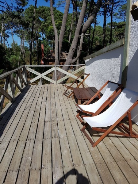 Simpático chalet en alquiler para disfrutar del bosque mirando el mar sobre La Barra.