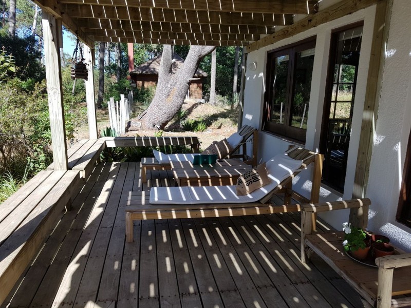 Simpático chalet en alquiler para disfrutar del bosque mirando el mar sobre La Barra.