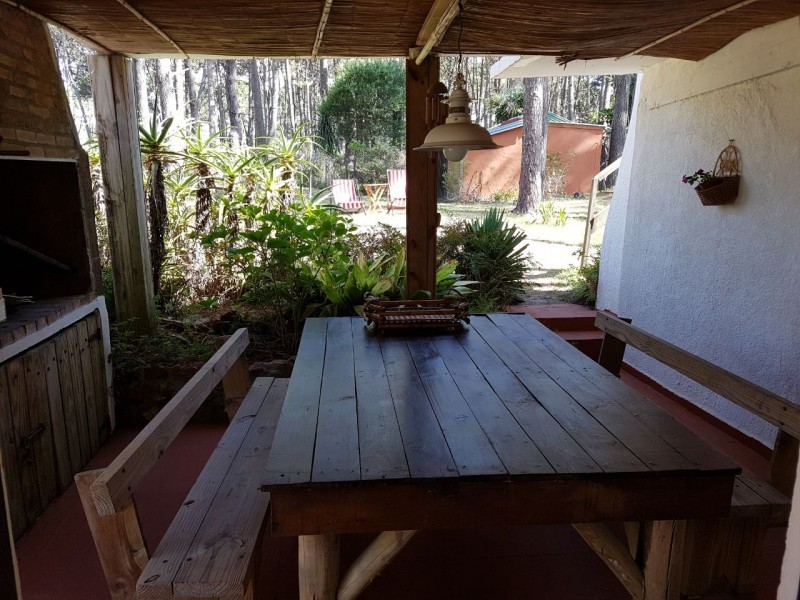 Simpático chalet en alquiler para disfrutar del bosque mirando el mar sobre La Barra.