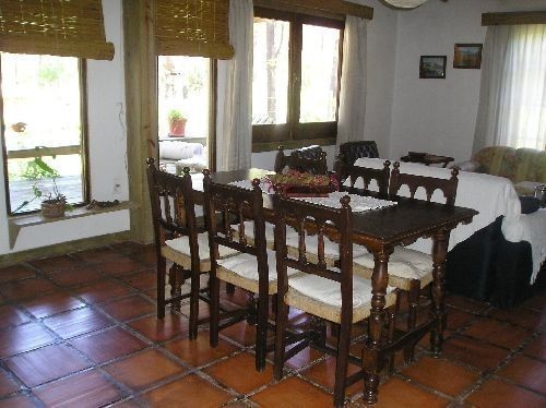 Simpático chalet en alquiler para disfrutar del bosque mirando el mar sobre La Barra.