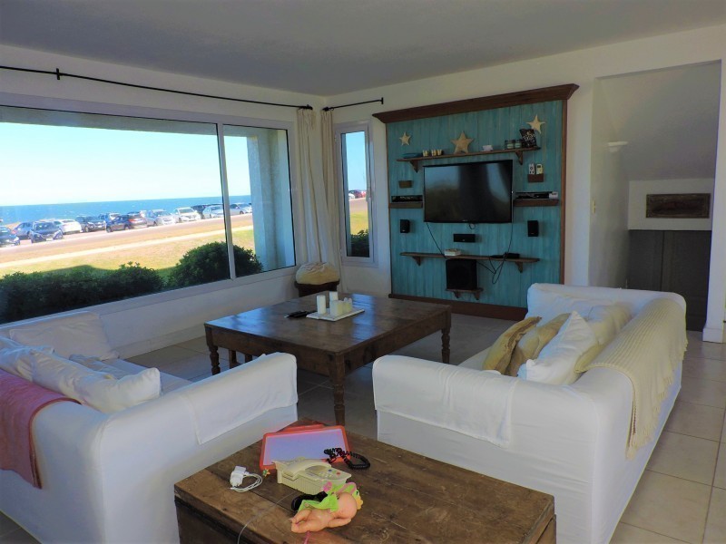 Excelente casa en alquiler frente al mar en Montoya, La Barra.