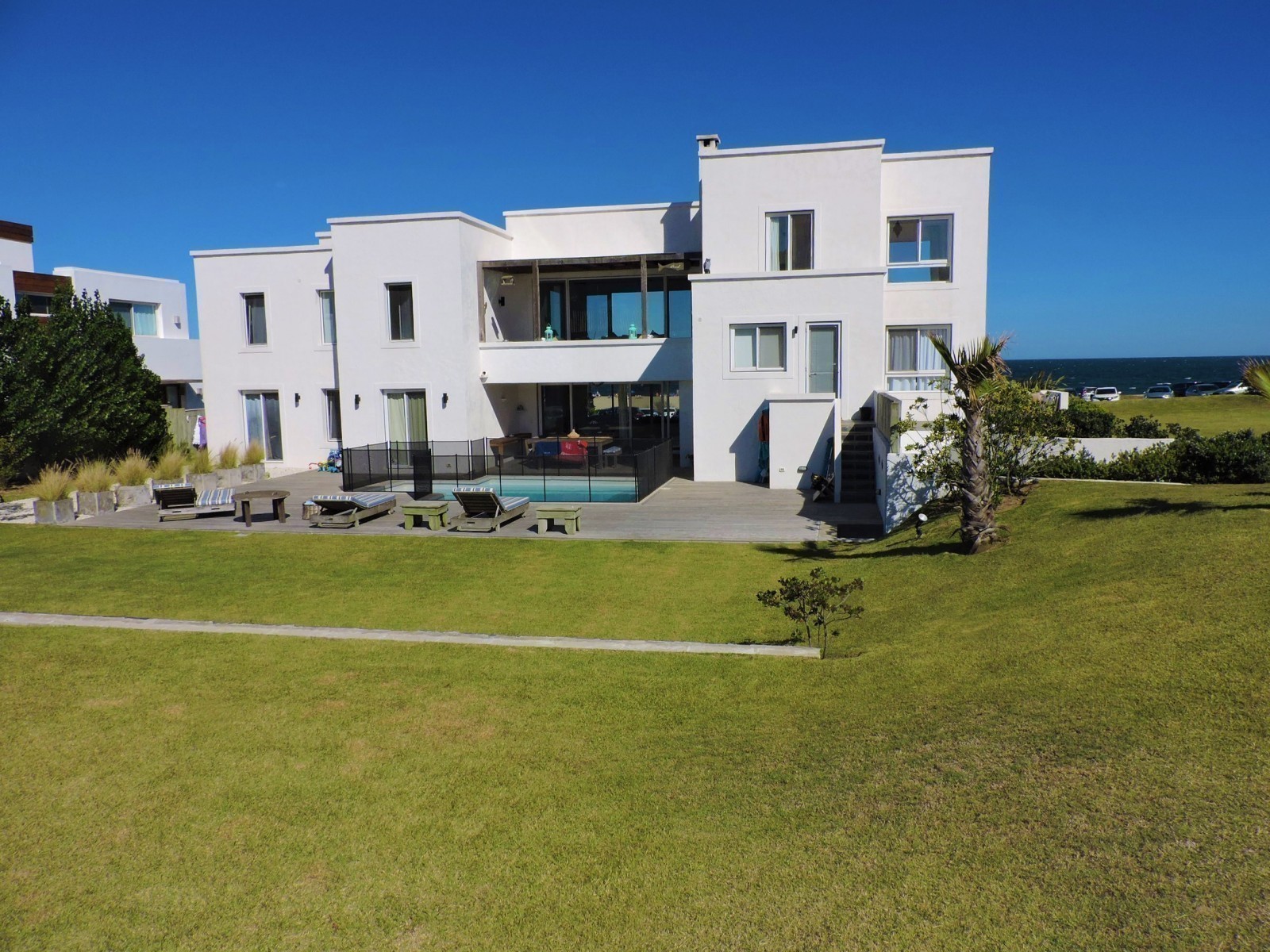 Excelente casa en alquiler frente al mar en Montoya, La Barra.