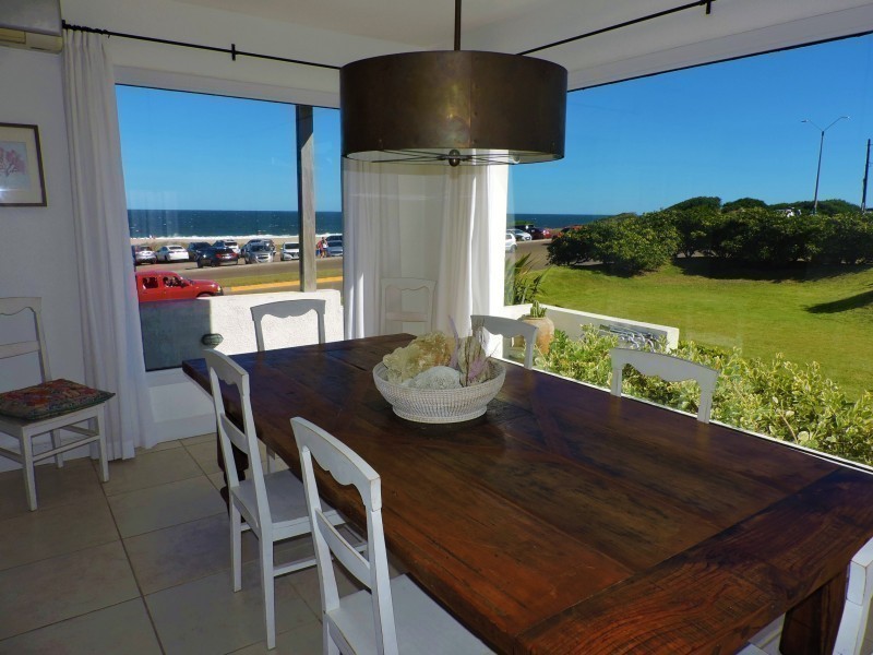 Excelente casa en alquiler frente al mar en Montoya, La Barra.