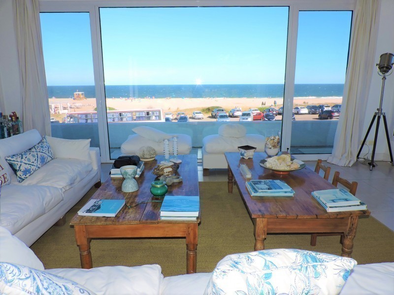 Excelente casa en alquiler frente al mar en Montoya, La Barra.