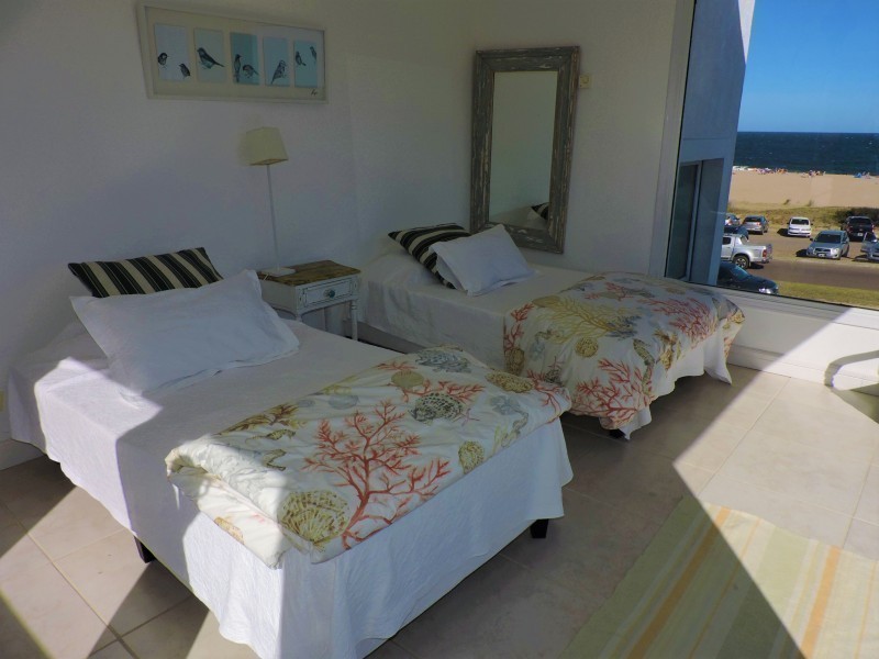 Excelente casa en alquiler frente al mar en Montoya, La Barra.