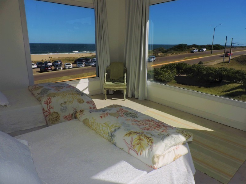 Excelente casa en alquiler frente al mar en Montoya, La Barra.