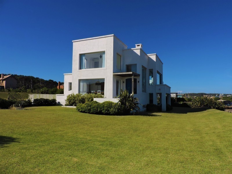 Excelente casa en alquiler frente al mar en Montoya, La Barra.