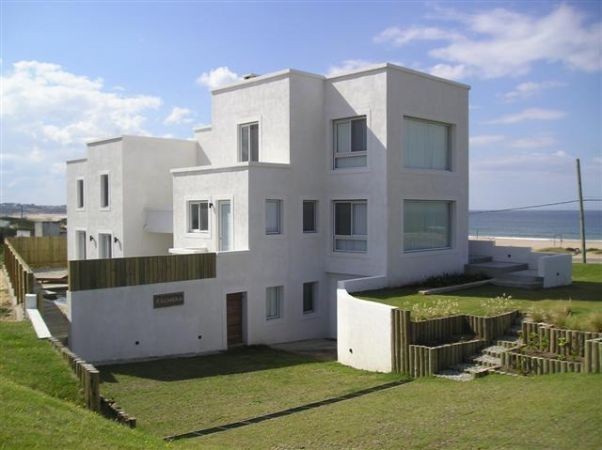 Excelente casa en alquiler frente al mar en Montoya, La Barra.