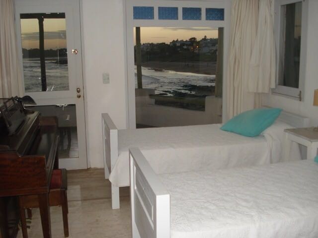 Excelente casa sobre la Playa para alquiler