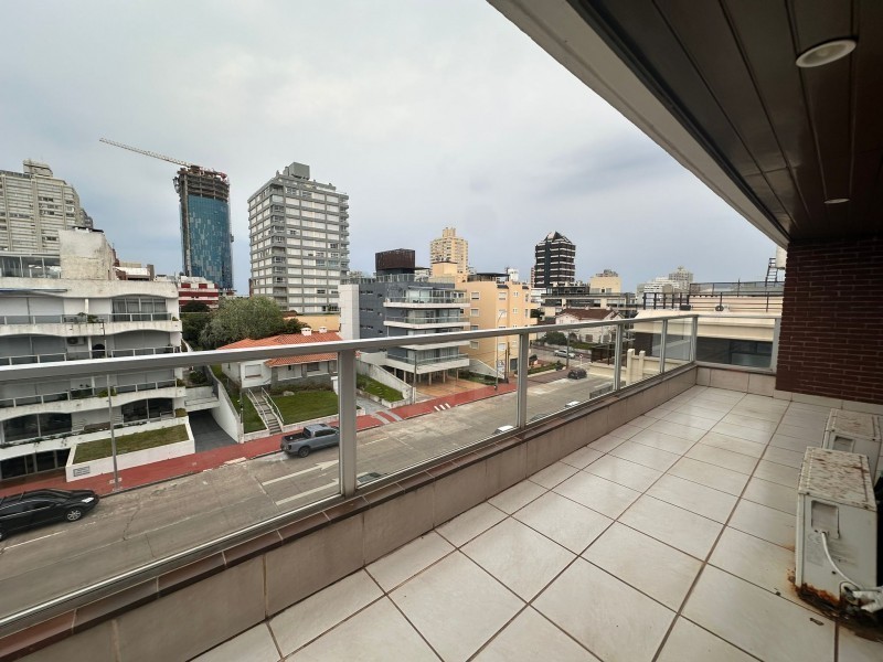 Impecable Casa con 3 Suites, Vista al Mar y Barbacoa Privada