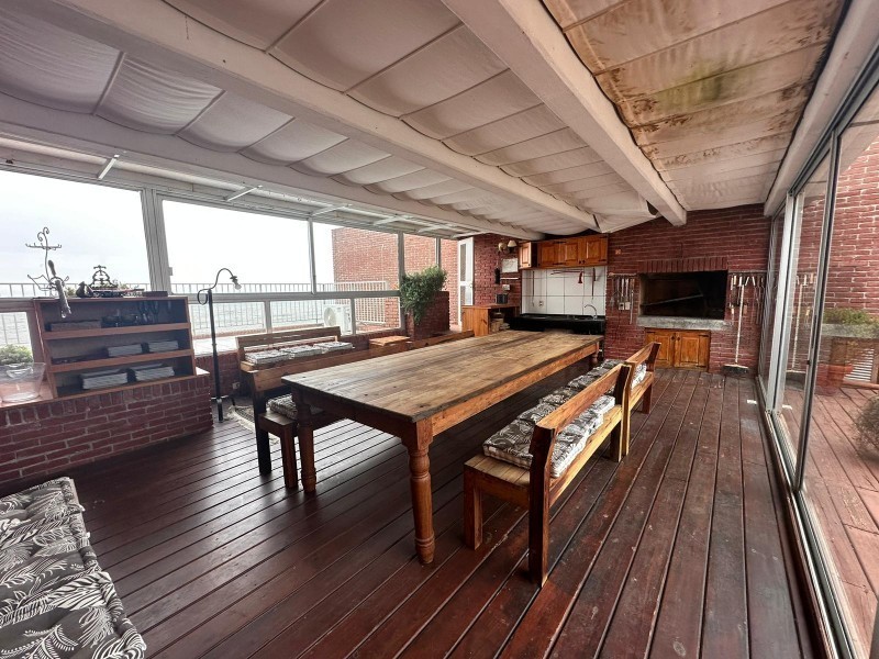 Impecable Casa con 3 Suites, Vista al Mar y Barbacoa Privada