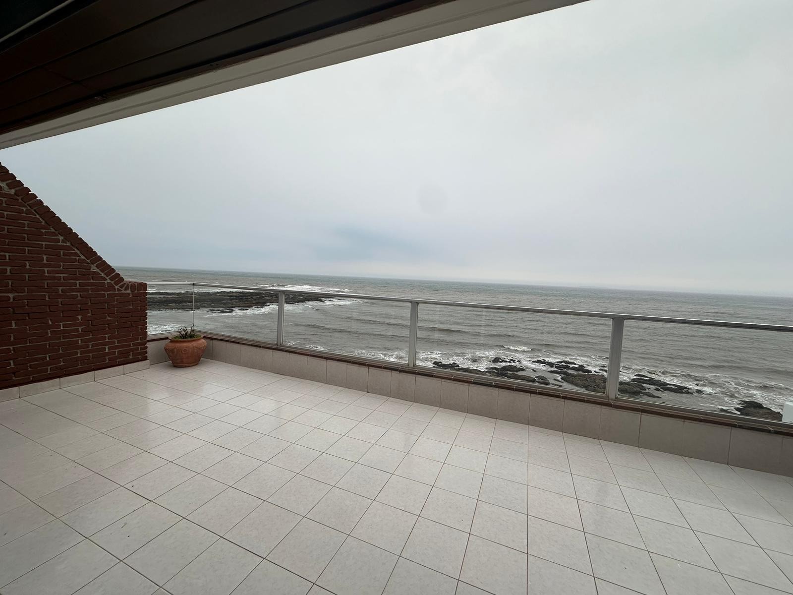 Impecable Casa con 3 Suites, Vista al Mar y Barbacoa Privada