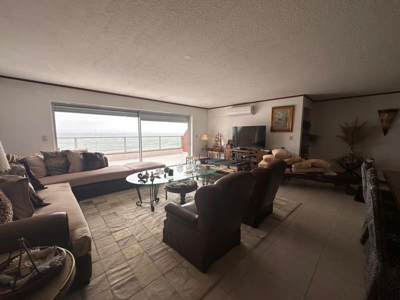 Impecable Casa con 3 Suites, Vista al Mar y Barbacoa Privada