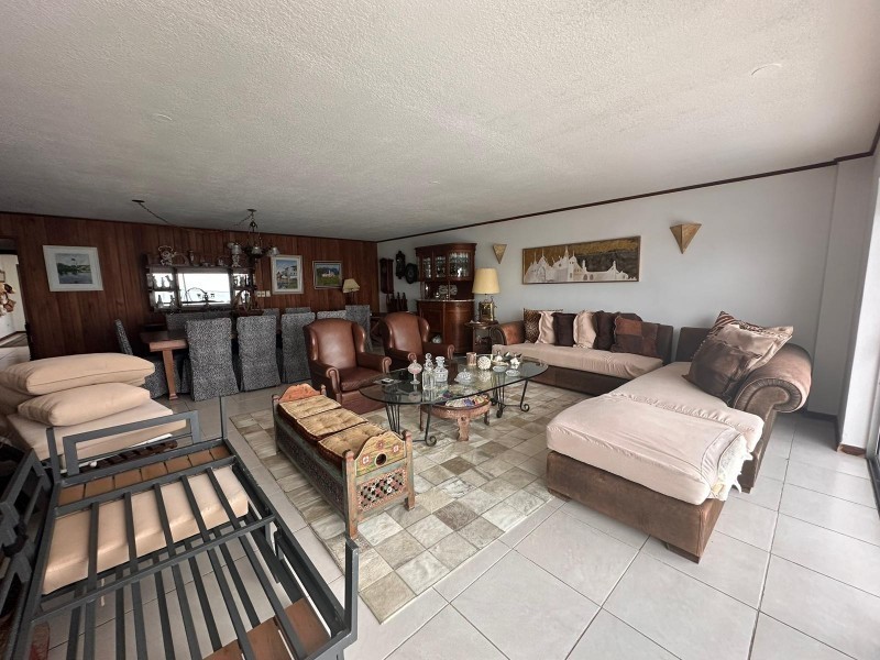 Impecable Casa con 3 Suites, Vista al Mar y Barbacoa Privada