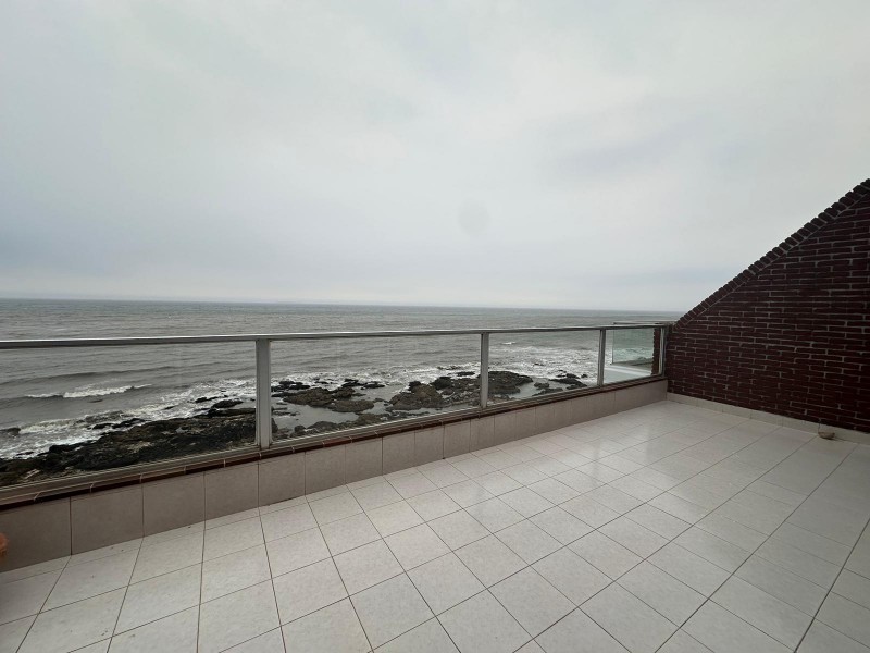 Impecable Casa con 3 Suites, Vista al Mar y Barbacoa Privada