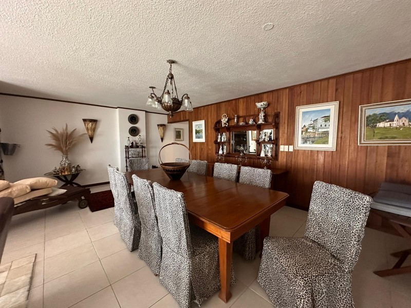 Impecable Casa con 3 Suites, Vista al Mar y Barbacoa Privada