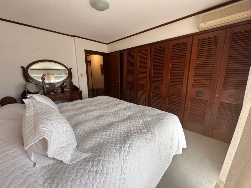 Impecable Casa con 3 Suites, Vista al Mar y Barbacoa Privada